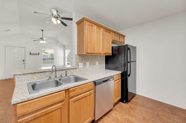 128 2nd Ave, Taylor, TX 76574