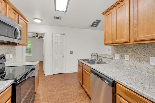 128 2nd Ave, Taylor, TX 76574