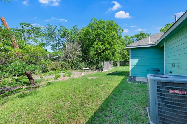 128 2nd Ave, Taylor, TX 76574