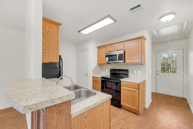 128 2nd Ave, Taylor, TX 76574