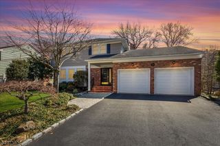 41 Stirling Ct, Metuchen Boro, NJ 08840
