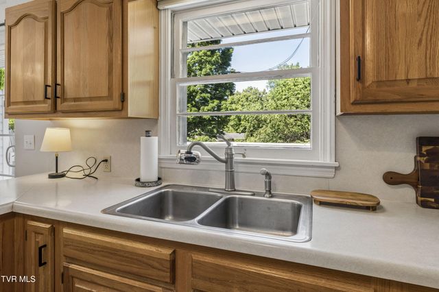 1320 Lynnwood Drive, Johnson City, TN 37601