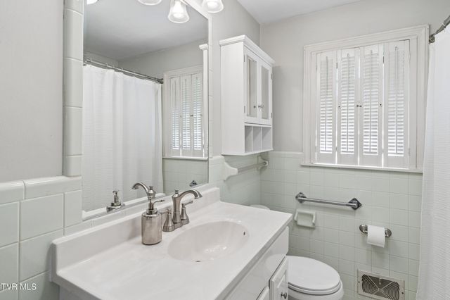 1320 Lynnwood Drive, Johnson City, TN 37601
