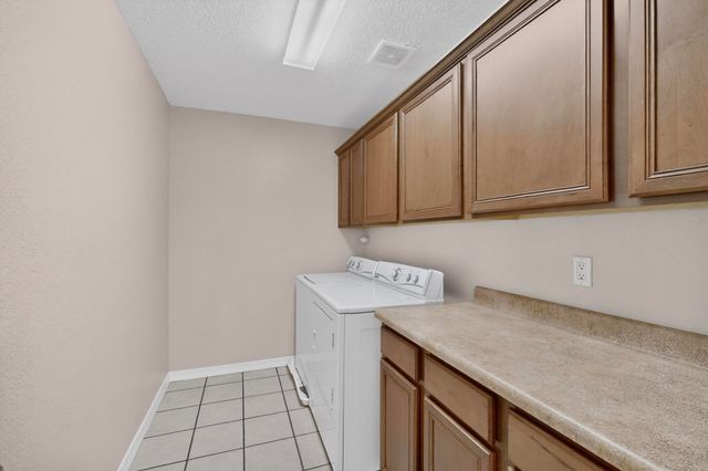 8305 Mesa Top Road NW, Albuquerque, NM 87120