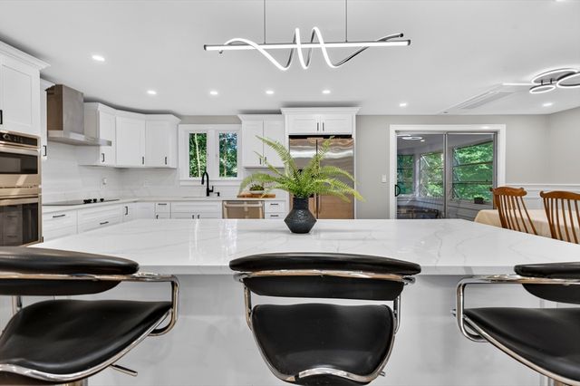 14 Travis Dr, Framingham, MA 01702