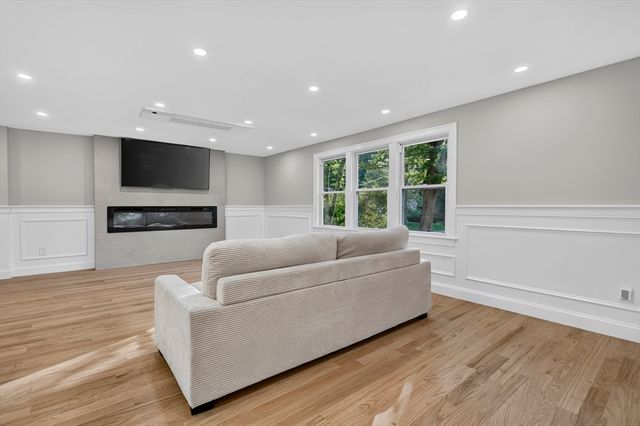 14 Travis Dr, Framingham, MA 01702