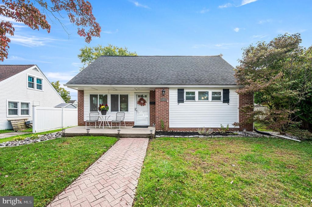 26 LYNN DR, WEST NORRITON, PA 19403 — exterior