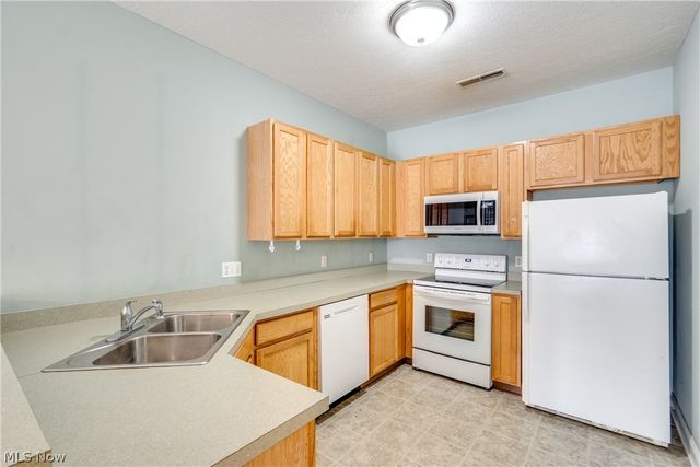 4325 Greenway Trail Street NW, Massillon, OH 44647