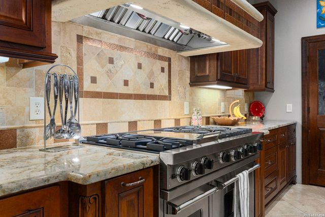 2 Belcourt Pl, San Antonio, TX 78257