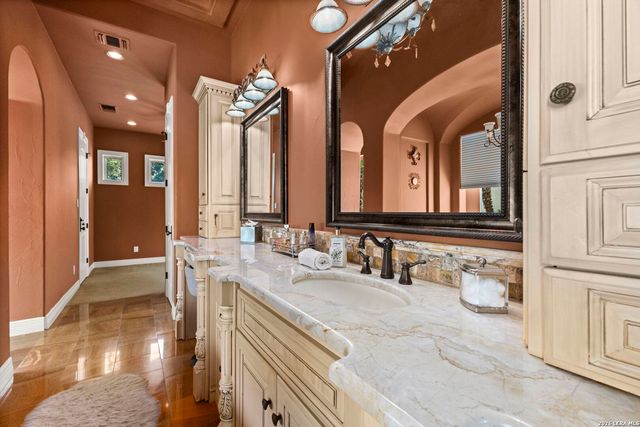 2 Belcourt Pl, San Antonio, TX 78257