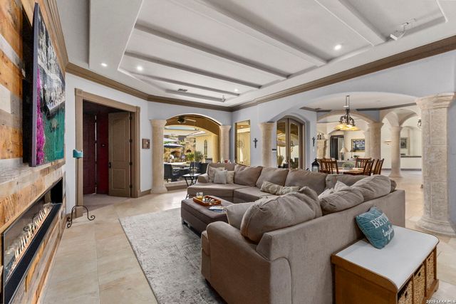 2 Belcourt Pl, San Antonio, TX 78257