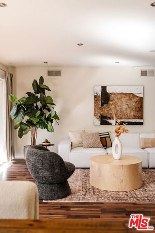 1121 N Olive Drive 210, West Hollywood, CA 90069