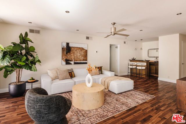 1121 N Olive Drive 210, West Hollywood, CA 90069
