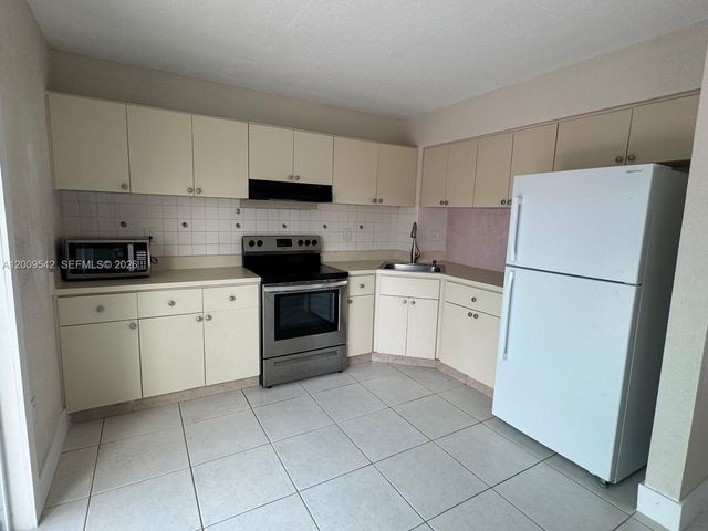 2186 W 60th St 20208, Hialeah, FL 33016