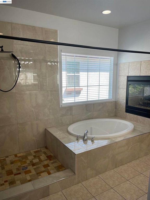 Image 25 of property listing at 2432 Tennis Ln, Tracy, CA 95377