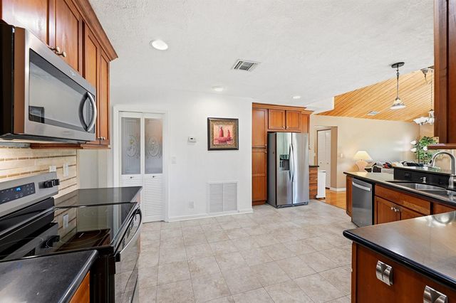 1401 SW 28th Terrace, Deerfield Beach, FL 33442