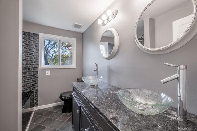 5297 Oaktree Drive, Flint Charter Township, MI 48532