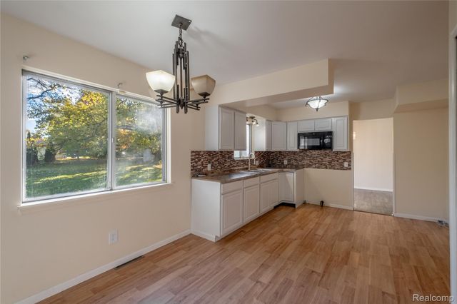 5297 Oaktree Drive, Flint Charter Township, MI 48532