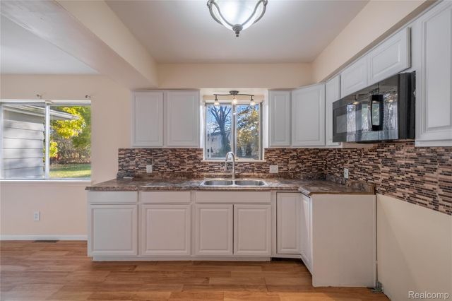 5297 Oaktree Drive, Flint Charter Township, MI 48532