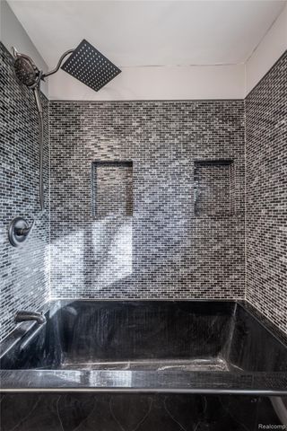 5297 Oaktree Drive, Flint Charter Township, MI 48532