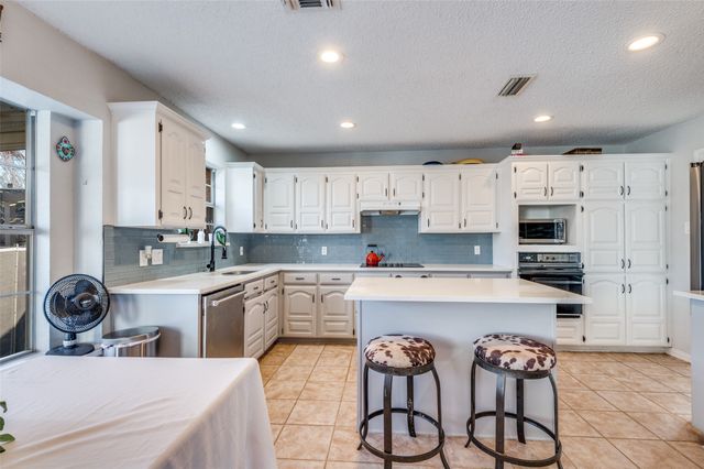 2521 Classic Court W, Bedford, TX 76021