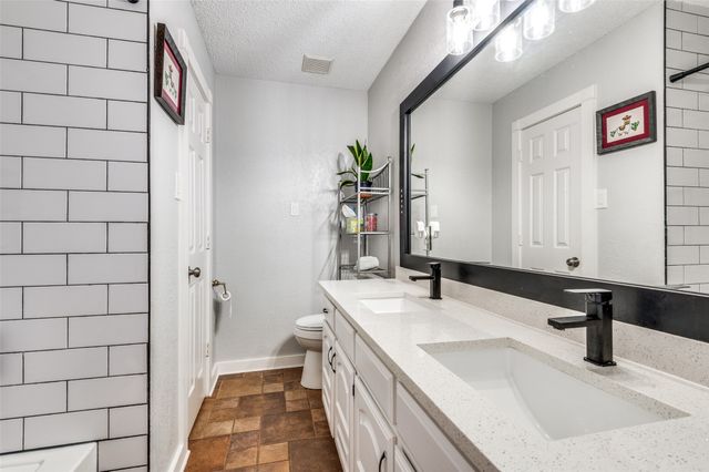 2521 Classic Court W, Bedford, TX 76021