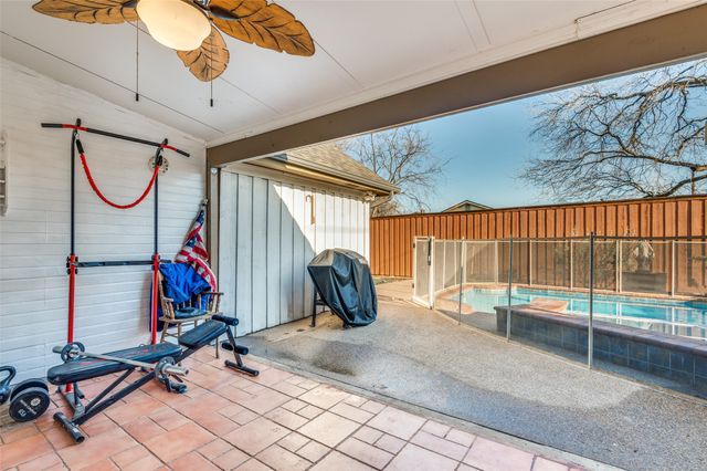 2521 Classic Court W, Bedford, TX 76021