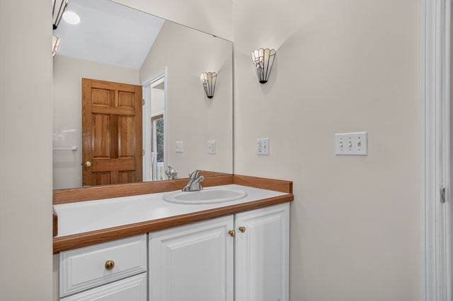 15 Burbank Ln, Lancaster, MA 01523