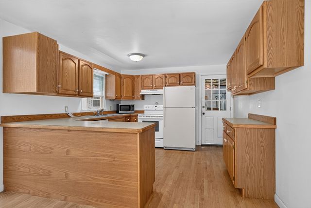 15 Burbank Ln, Lancaster, MA 01523
