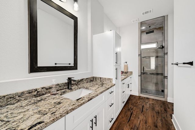 18502 Venture Dr DR, Point Venture, TX 78645