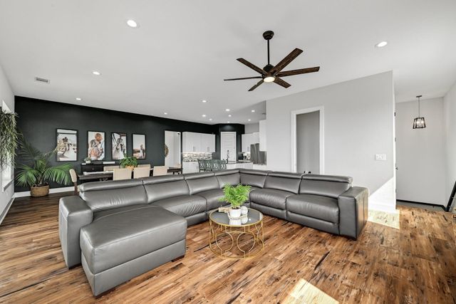 18502 Venture Dr DR, Point Venture, TX 78645