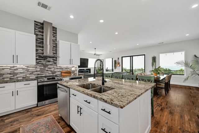 18502 Venture Dr DR, Point Venture, TX 78645