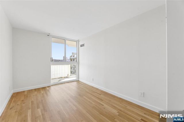 1055 River Road 1006, Edgewater, NJ 07020