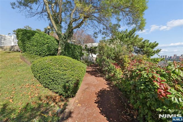 1055 River Road 1006, Edgewater, NJ 07020