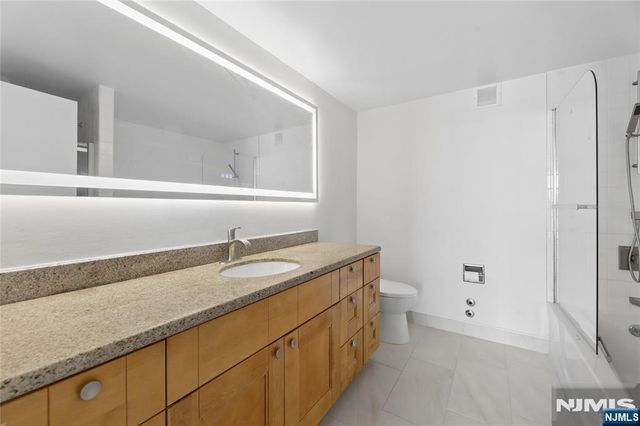 1055 River Road 1006, Edgewater, NJ 07020