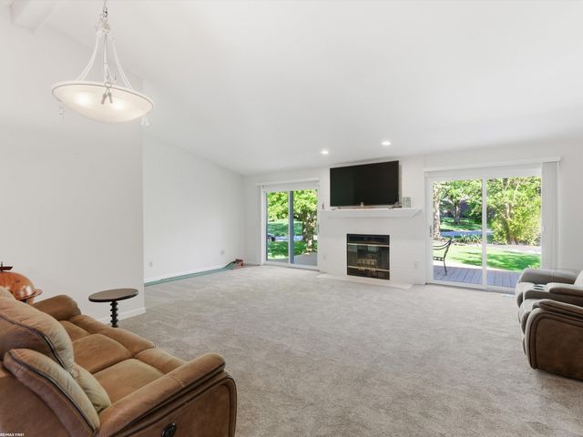 2250 Highsplint Drive, Rochester Hills, MI 48307
