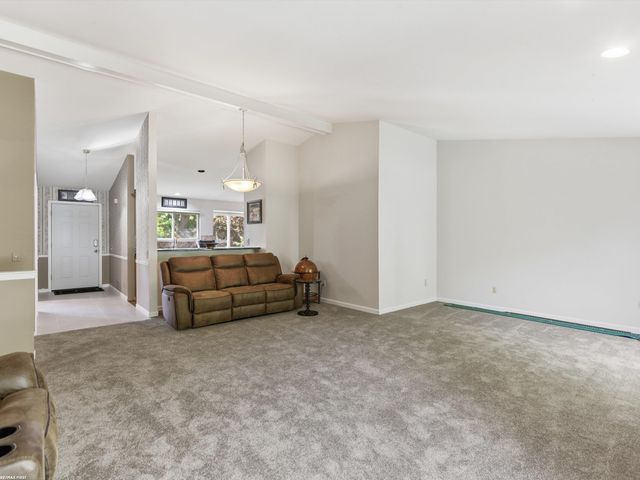 2250 Highsplint Drive, Rochester Hills, MI 48307