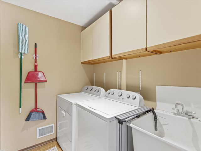 2250 Highsplint Drive, Rochester Hills, MI 48307