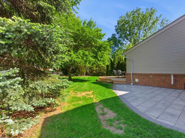 2250 Highsplint Drive, Rochester Hills, MI 48307