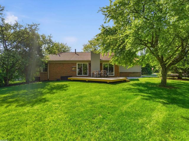2250 Highsplint Drive, Rochester Hills, MI 48307