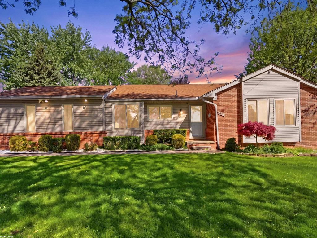2250 Highsplint Drive, Rochester Hills, MI 48307