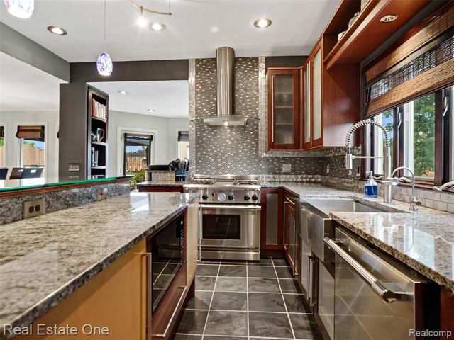 10137 Devonshire Drive, South Lyon, MI 48178