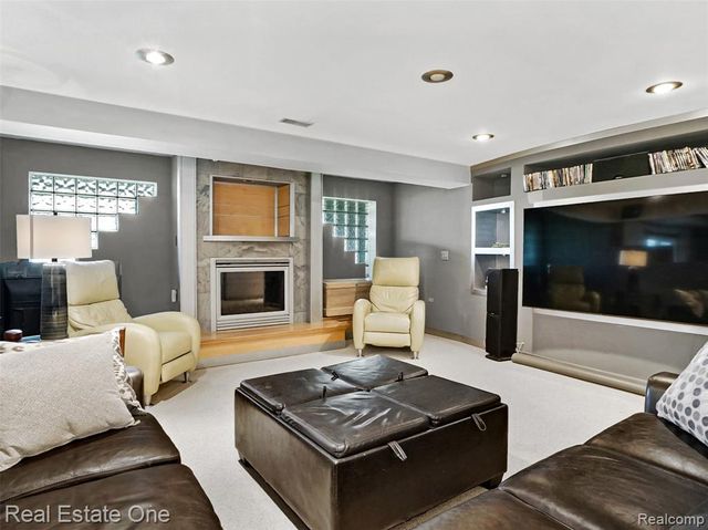 10137 Devonshire Drive, South Lyon, MI 48178