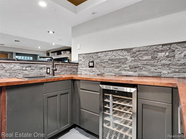 10137 Devonshire Drive, South Lyon, MI 48178