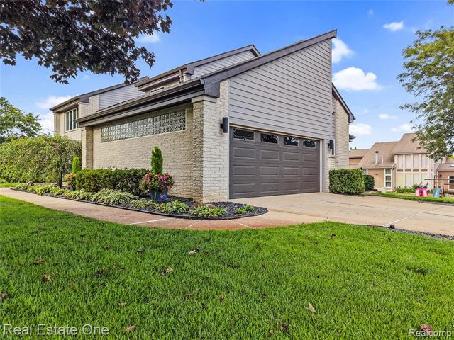 10137 Devonshire Drive, South Lyon, MI 48178