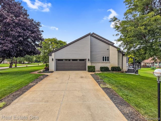 10137 Devonshire Drive, South Lyon, MI 48178
