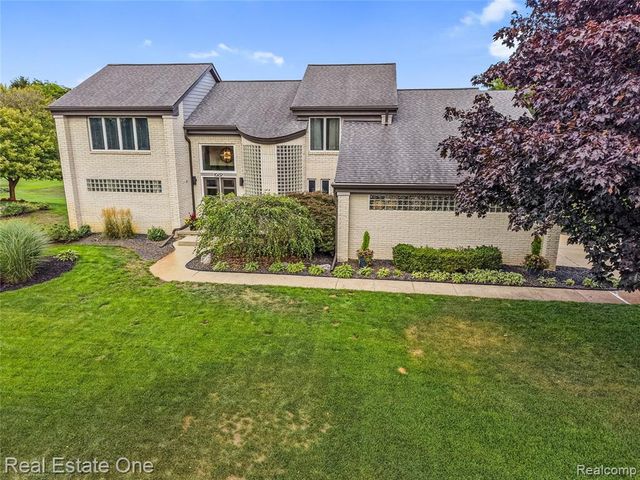 10137 Devonshire Drive, South Lyon, MI 48178