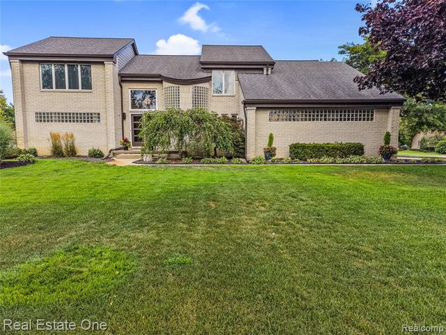 10137 Devonshire Drive, South Lyon, MI 48178