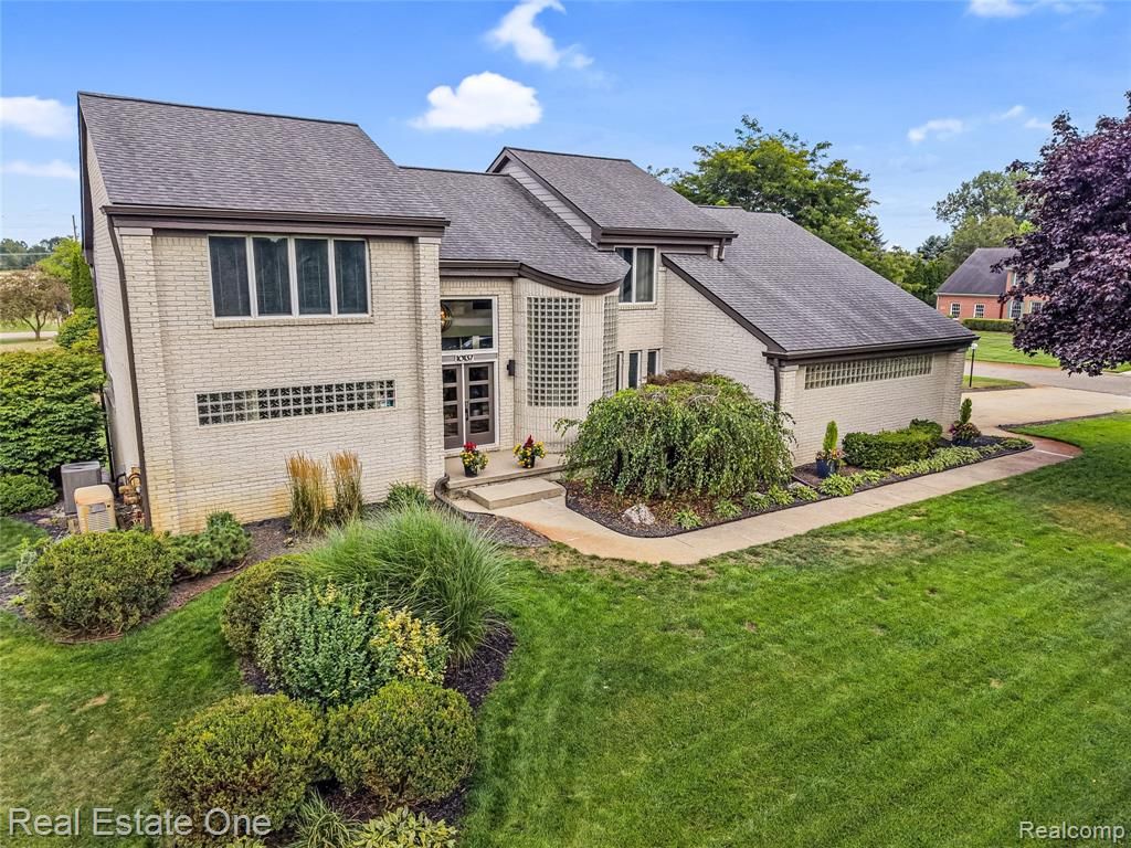 10137 Devonshire Drive, South Lyon, MI 48178