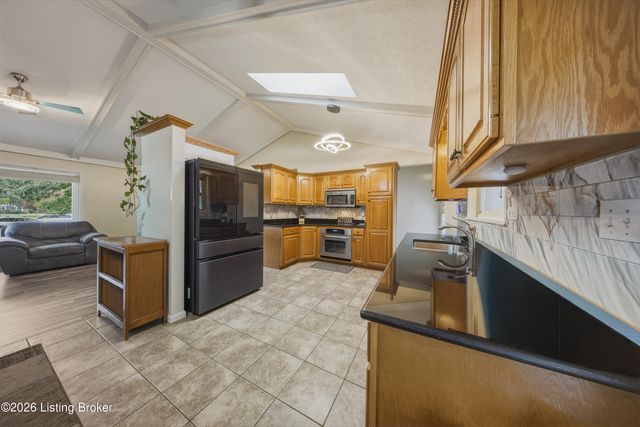 128 Erikas Ct, Shepherdsville, KY 40165